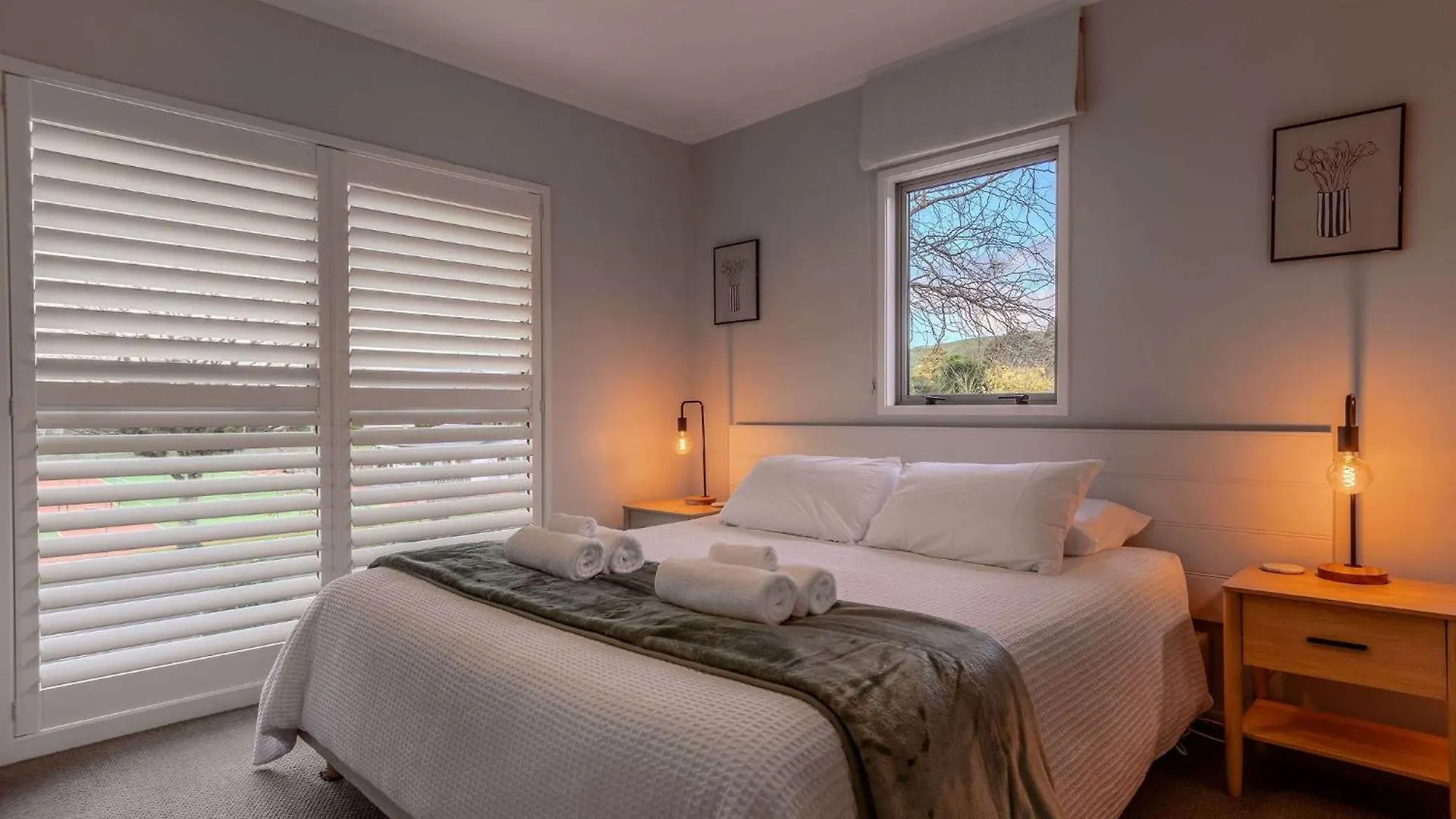 Inn Lewis - Beside The Redwoods With Spa Pool 로토루아 0*,  뉴질랜드